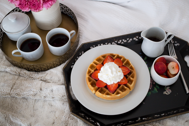 Valentine's Day idea Breakfast in Bed via @maeamor